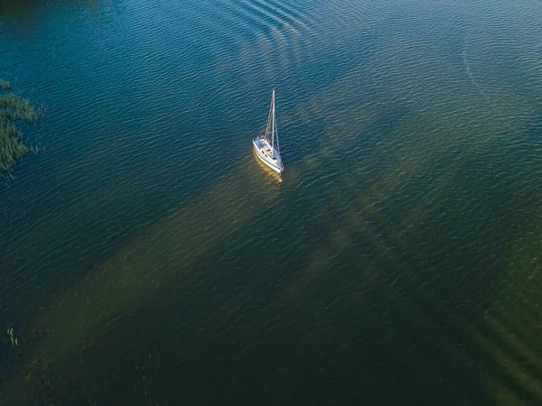 Zdjęcie z drona nad morzem, słoneczny wieczór, skandynawska przyroda, jacht, Zatoka Fińska, Finlandia. — Zdjęcie stockowe
