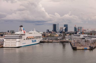 Tallinn, Harju İlçesi, Estonya, 02 Temmuz 2020 Şehrin Panorama 'sı, Viking Hattı limanı ve Tallink feribotu