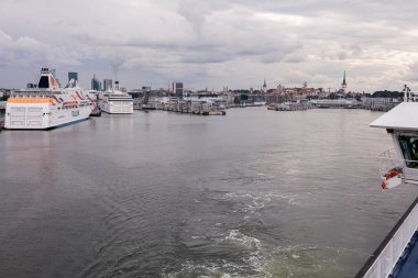 Tallinn, Harju İlçesi, Estonya, 02 Temmuz 2020 Şehrin Panorama 'sı, Viking Hattı limanı ve Tallink feribotu