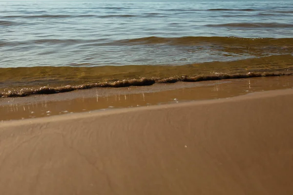 Піщаний пляж і ніжна, м'яка хвиля, балтійська природа — стокове фото