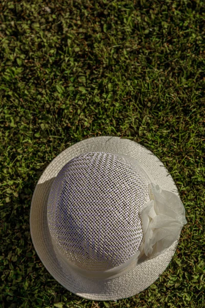 Chapeau d'été pour les femmes se trouve sur l'herbe. Il y a de la place pour le texte. Concept voyage, vacances — Photo