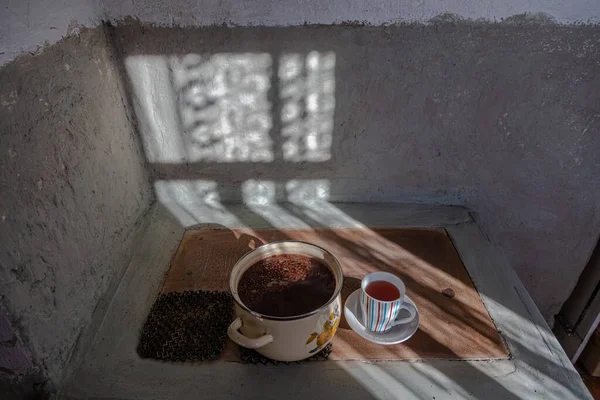 En una estufa rusa de leña, una compota y una taza —  Fotos de Stock