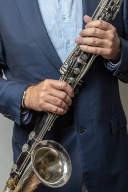 Klarnet çalan erkek ellerinin yakın çekimi, kesilmiş fotoğraf.