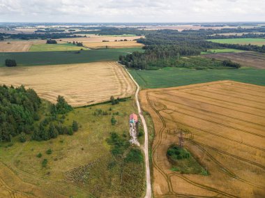 Eve ve tarlalara toprak yol Havadan güzel manzara, İHA 'dan fotoğraf.