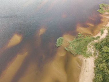 Kıyı şeridi, kumlu sahil, kum tepeleri ve sığ göller Peipsi Gölü, Estonya, insansız hava aracı fotoğrafı.