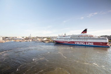 Finlandiya Körfezi, 27 Temmuz 2020 Helsinki Panoraması ve VIking Line Feribotları, güneşli bir gün.