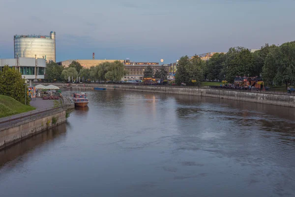 Tartu, Estonie, 01 août 2020 Centre-ville, rivière ema, soirée d'été, nuits blanches dans les Baltes. — Photo