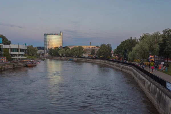 Tartu, Estonsko, 01 Srpen 2020 Centrum města, řeka ema, letní večer, bílé noci v Pobaltí. — Stock fotografie