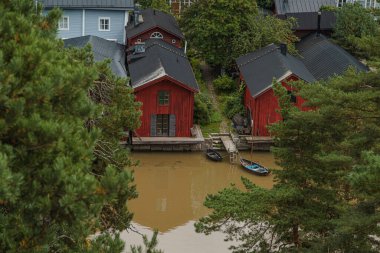 Porvoo, Finlandiya, 09 Ağustos 2020 Porvoonjoki nehir seti ve uzak diyarlardan getirilen ünlü kırmızı ambarlar..