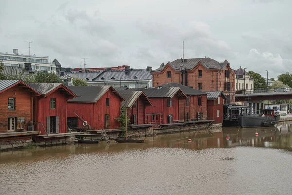 Porvoo, Finlandia, 09 sierpnia 2020 Wał rzeki Porvoonjoki i słynne czerwone stodoły przechowywały towary i egzotyczne przysmaki przywiezione z odległych krain. — Zdjęcie stockowe