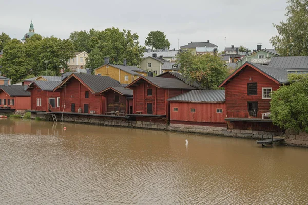 Porvoo, Finland, 09 augustus 2020 De Porvoonjoki rivierdijk en de beroemde rode schuren opgeslagen goederen en exotische lekkernijen uit verre landen. — Stockfoto