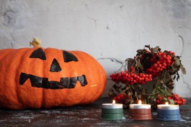 Cadılar Bayramı geçmişi. Balkabağım, Kırmızı Rowan, şamdanlarda mum yakıyorum.