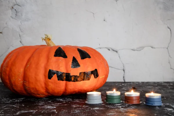 Sfondo Halloween. Zucca, Red Rowan, candele accese nei candelabri — Foto Stock