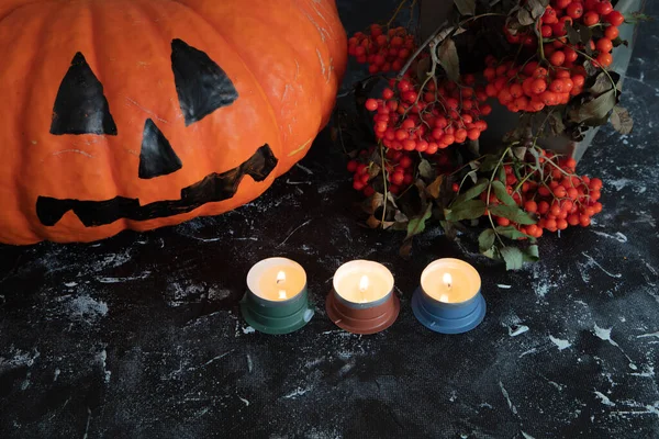 Sfondo Halloween. Zucca, Red Rowan, candele accese nei candelabri — Foto Stock