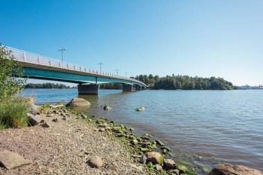 Korkeasaari, Helsinki, Finlandiya, 21 Ağustos 2020 kıyıdan manzara, hayvanat bahçesindeki adada, yaz güneşli bir günde