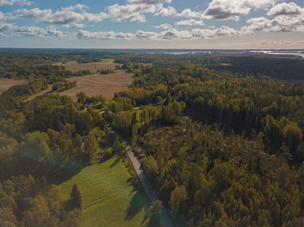 Paisaje aéreo, campo, bosque y campos. Paisaje finlandés, Escandinavia. Foto de dron de septiembre — Foto de Stock