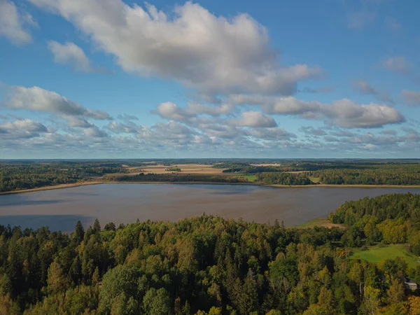 Letecká krajina, krajina, jezero, les a pole. Krajina Finska, Skandinávie. Září drone photo — Stock fotografie