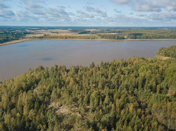 Letecká krajina, krajina, jezero, les a pole. Krajina Finska, Skandinávie. Září drone photo — Stock fotografie