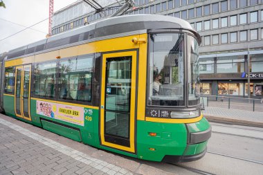 Helsinki, Uusimaa, Finlandiya 22 Eylül 2020 Helsinki tramvayı. Şoför Coronavirus 'a karşı tıbbi maske takıyor.