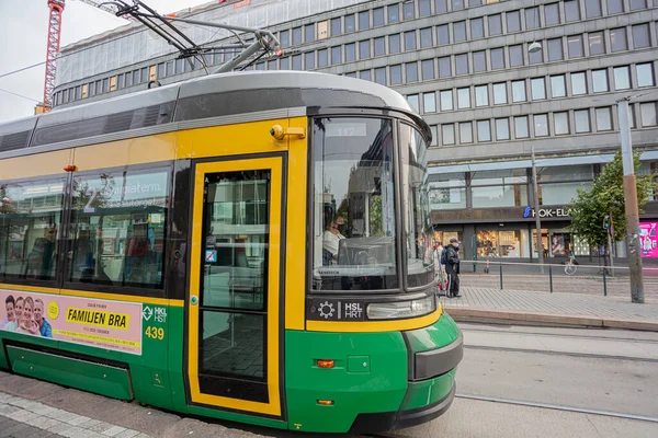 Helsinki, Uusimaa, Finnland 22. September 2020 Straßenbahn in Helsinki. Fahrer mit medizinischer Maske schützt sich vor Coronavirus — Stockfoto