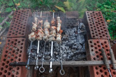 Demir şişte et, ev yapımı ızgarada ızgara.