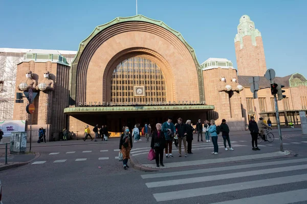 Helsinki, Uusimaa, Finnland 2020 2. Oktober 2020 Am Bahnhof schmücken Menschen mit medizinischen Masken die Statuen des Haupteingangs. Herbst, sonniger Tag. Gefährdungskonzept für Coronavirus-Infektionen — Stockfoto