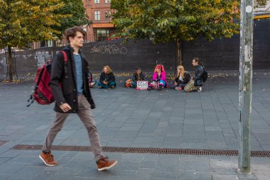 Helsinki, Uusimaa, Finlandiya 2020 2 Ekim 2020 İşsiz, evsiz, yoksul, adam yardım istiyor sosyal sorun kavramı