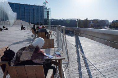 Helsinki, Uusimaa, Finlandiya 2020 2 Ekim 2020 İş çıkış saatinde sokaklarda yaşam