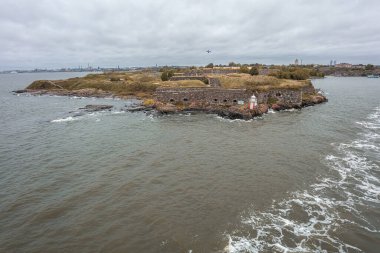 Suomenlinna, Uusimaa, Finlandiya 22 Eylül 2020 Tallinn 'e giden feribottan adanın görüntüsü