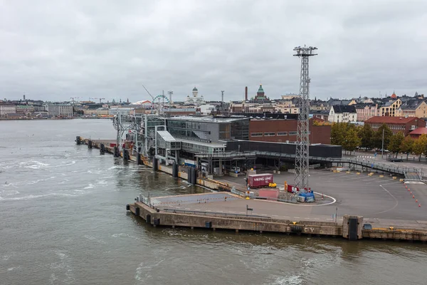 Helsinki, Uusimaa, Finlandia 22. września 2020 Widok na port z pokładu promu Vikingline — Zdjęcie stockowe