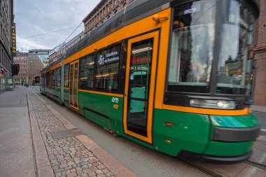 Helsinki, Uusimaa, Finlandiya Şehir Merkezi 'nde 7 Ekim 2020 Yeşil tramvay