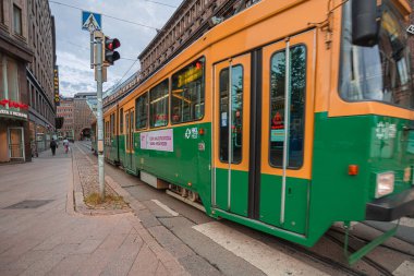 Helsinki, Uusimaa, Finlandiya Şehir Merkezi 'nde 7 Ekim 2020 Yeşil tramvay