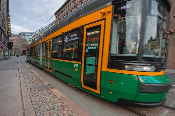 Helsinki, Uusimaa, Finnland 7. Oktober 2020 Grüne Straßenbahn im Stadtzentrum — Stockfoto