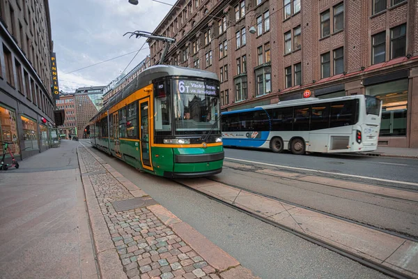 Helsinki, Uusimaa, Finnland 7. Oktober 2020 Grüne Straßenbahn im Stadtzentrum — Stockfoto