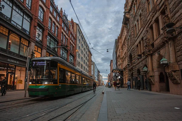 Helsinki, Uusimaa, Finnland 7. Oktober 2020 Grüne Straßenbahn im Stadtzentrum — Stockfoto