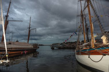 Helsinki, Uusimaa, Finlandiya 7 Ekim 2020 Pazar Meydanı 'nda geleneksel şarküteri fuarına katılmak üzere demirlemiş tekne ve yatlar. Akşam vakti.