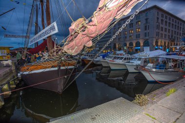 Helsinki, Uusimaa, Finlandiya 7 Ekim 2020 Pazar Meydanı 'nda geleneksel şarküteri fuarına katılmak üzere demirlemiş tekne ve yatlar. Akşam vakti.