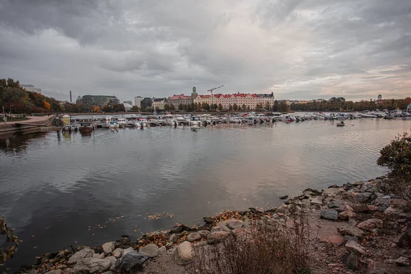 Helsinki, Uusimaa, Finlandia octubre 7, 2020 Paisaje otoñal Bahía de Toolo y Hakaniemi —  Fotos de Stock