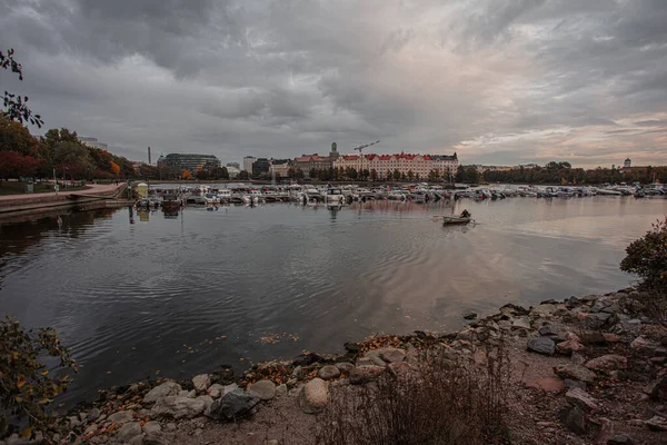 Helsinki, Uusimaa, Фінляндія 7 жовтня 2020 Осінній ландшафт Toolo Bay and Hakaniemi — стокове фото