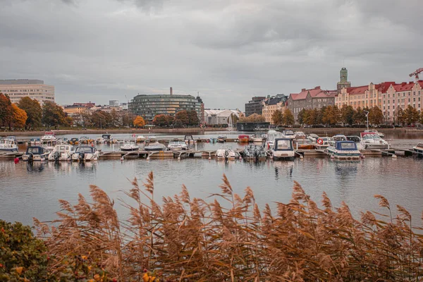 Helsinki, Uusimaa, Finlândia 7 de outubro de 2020 Paisagem de outono Toolo Bay e Hakaniemi — Fotografia de Stock