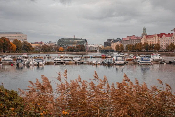 Helsinki, Uusimaa, Finlandia octubre 7, 2020 Paisaje otoñal Bahía de Toolo y Hakaniemi —  Fotos de Stock