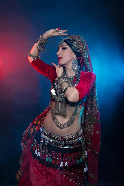 Belly dancer, Indian and flamenco dancer. Ancient prefab costumes are multi-layered Indian skirts, Afghan, Yemeni antique jewelry, many colors, iron and wealth.