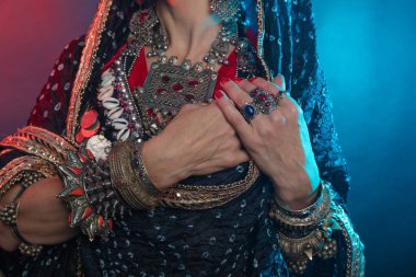 El hareketleri, göbek dansçıları, Hintli dansçılar ve flamenko dansçıları kırpılmış fotoğraf örgü takımları, eski Hint etekleri, Afgan, antik Yemen mücevherleri, bir sürü renk, demir ve servet..