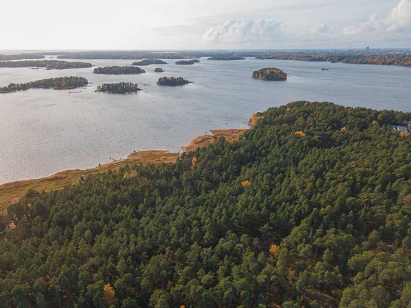 Wybrzeże Zatoki Fińskiej i wyspa na morzu Helsinki, Vuosaari.. Słoneczny jesienny dzień. Natura i krajobraz Skandynawii. Zdjęcie lotnicze z drona — Zdjęcie stockowe