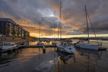 Helsinki, Uusimaa, Finlandiya 13 Ekim 2020 Kanal ve yat manzarası. Sonbahar akşamı