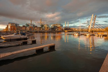 Helsinki, Uusimaa, Finlandiya 13 Ekim 2020 Kanal ve yat manzarası. Sonbahar akşamı