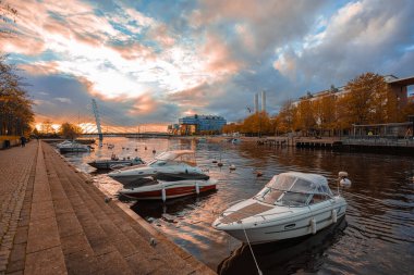 Helsinki, Uusimaa, Finlandiya 13 Ekim 2020 Kanal ve yat manzarası. Sonbahar akşamı