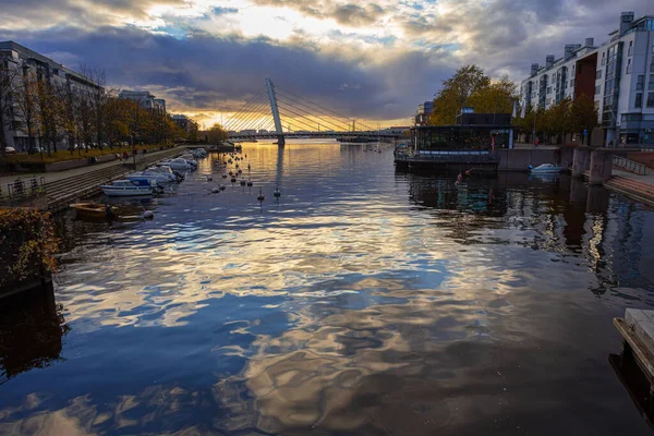 Helsinky, Uusimaa, Finsko Říjen 13, 2020 Pohled na kanál a jachty. Podzimní večer — Stock fotografie