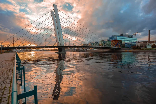 Helsinki, Uusimaa, Finlandiya 13 Ekim 2020 Kanal ve yat manzarası. Sonbahar akşamı — Stok fotoğraf