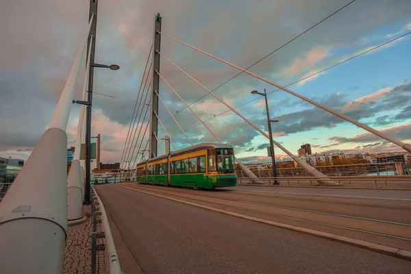 Helsinki, Uusimaa, Finnland 13. Oktober 2020 Brückeninsel und Straßenbahn zu Fuß — Stockfoto